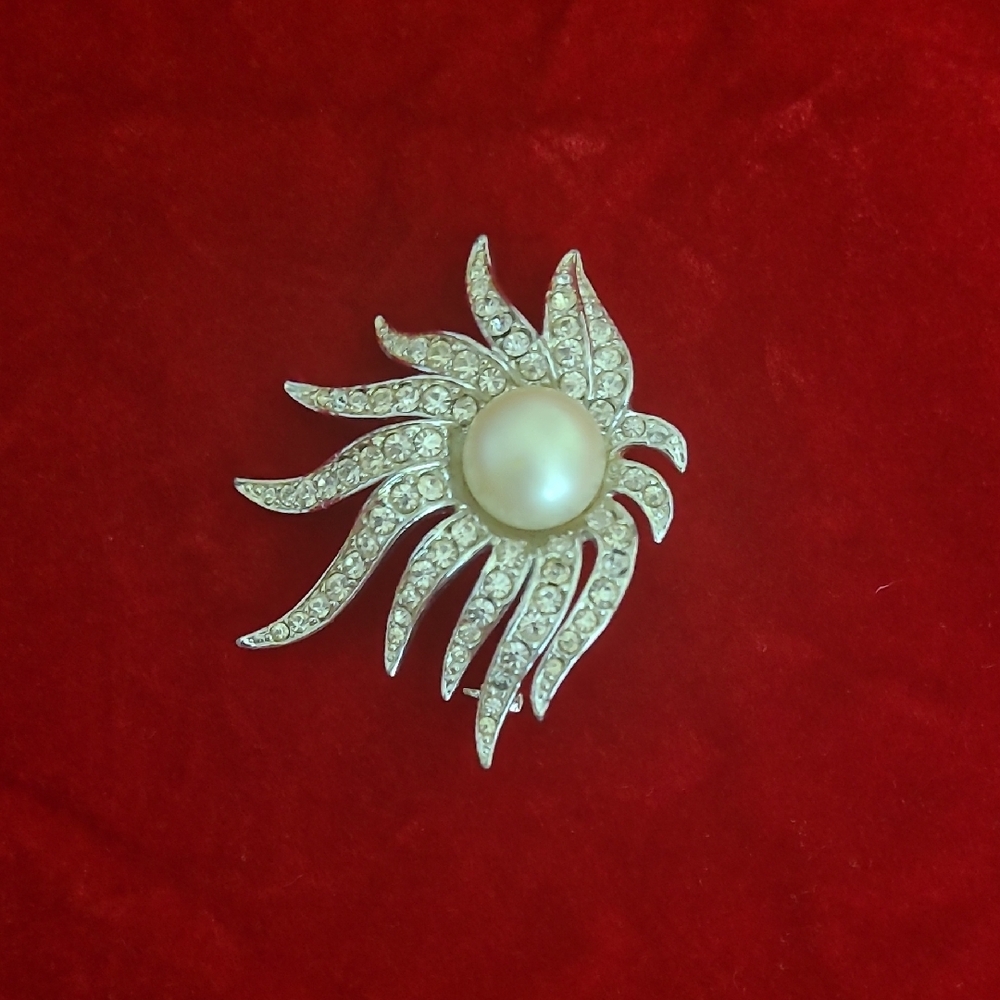Stunning Vintage TARA Silvertone Rhinestone and Pearl  Brooch